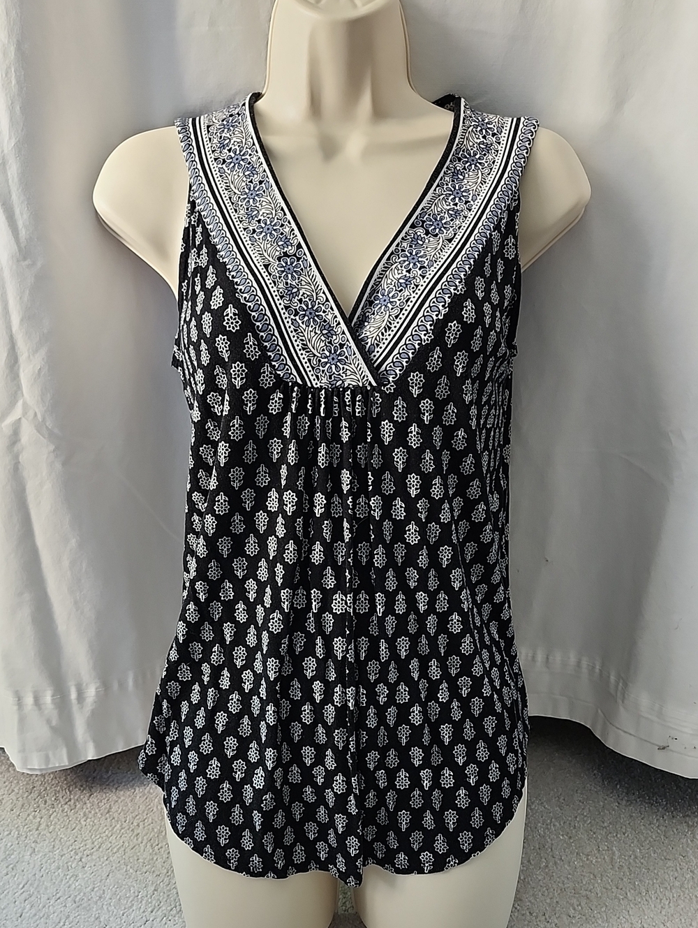 Sleeveless Black & White V-Neck Printed Tank Top
